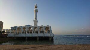 مسجد الرحمة العائم في جدة من اهم اماكن سياحية في جدة