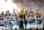 الأرجنتين-بطل-كأس-العالم-2022-وميسي-يحمل-الكأس-الذهبي-ويلبس-بشت-الرونق-العالي-المطرز-بالذهب