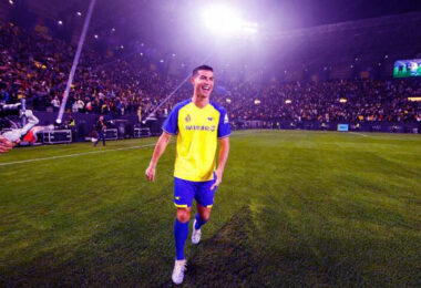 Ronaldo-Receives-The-Armband-Of-The-Riyadh-Season-Tea-Against-Saint-Germain