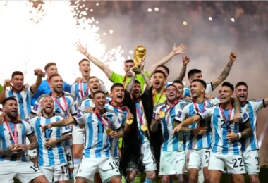 الأرجنتين-بطل-كأس-العالم-2022-وميسي-يحمل-الكأس-الذهبي-ويلبس-بشت-الرونق-العالي-المطرز-بالذهب